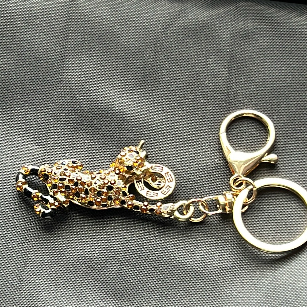 Rhinestone amber and black   And gold tone tiger key chain nwot